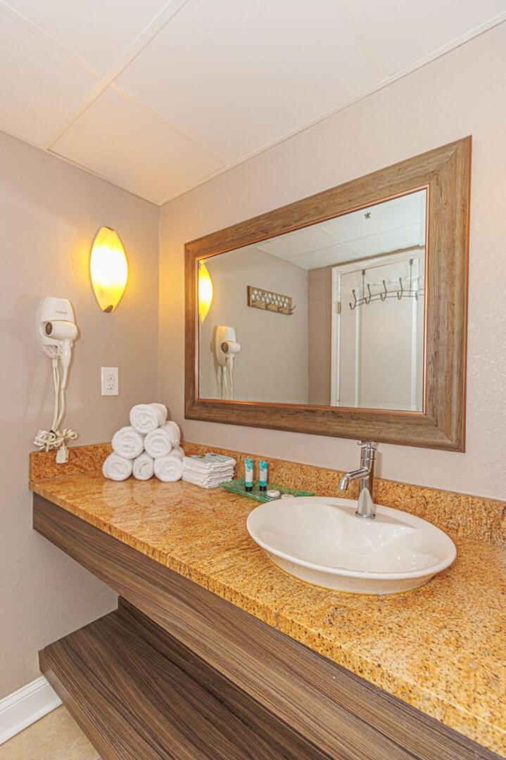 Oceanfront 1 Bedroom Suite With Beautiful Decor And Accents Caravelle Resort 1039 Sleeps 6 Guests Myrtle Beach Exterior photo